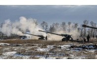 Окупанти розгорнули понад 100 гармат та танків на Донбасі