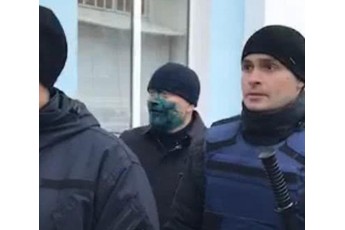 Скандального Вілкула облили зеленкою у Бердянську (фото, відео)