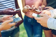 Залежність від смартфона: позитивні та негативні моменти цифрового світу