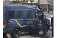 Вибивали двері, матюкали та погрожували: як агітатори Порошенка вибивають голоси у населення (фото)