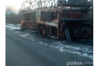 На Волині автобус, який згорів більше місяця тому, досі стоїть на дорозі (фото)