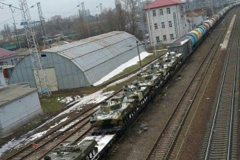 Росія стягує військову техніку до кордонів України (фото)