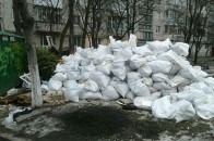 Двоє лучан влаштували смітники в дворах