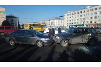 У Луцьку на перехресті вулиць зіткнулись три авто та маршрутка (фото)