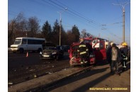 У Луцьку сталась масштабна ДТП, на місці працюють рятувальники (фото)