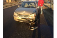 Водій протаранив припарковане авто через сонячні промені (фото)