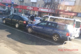 У Луцьку на проспекті зіткнулись два легковики (фото)