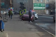 У місті на Волині п'яний водій за кермом збив дорожній знак (фото)