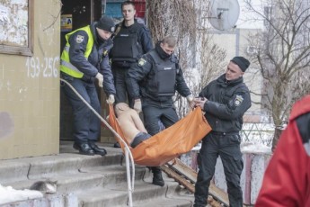 Чоловікові в груди встромили ножа у Києві (фото)
