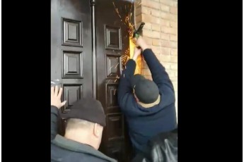 На Волині парафіяни зрізали зачинені двері храму перед священиком ПЦУ та поліцією (відео)
