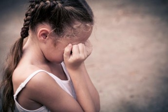 Молодий батько жорстоко ґвалтував та розбещував 4-річну доньку задля задоволення