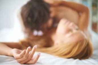 Учені дізналися, чому жінки стогнуть під час сексу