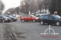 У Луцьку на кільці зіткнулись два легковики (фото)