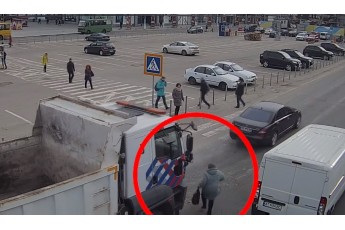 Вантажівка розчавила жінку на пішоходному переході у центрі Дніпра (Відео 18+)