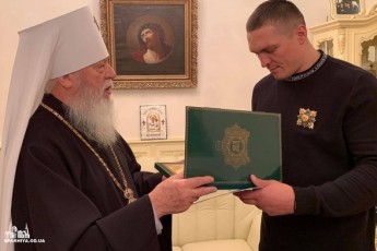 Усик попросив благословення у митрополита РПЦ в Україні (відео)