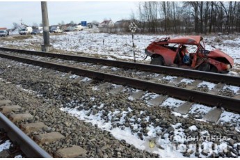 На Волині автомобіль зіткнувся із потягом, четверо постраждалих (фото)