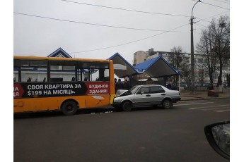 У Луцьку легковик протаранив маршрутку