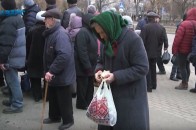 У чергах за дешевим хлібом: як виживають луцькі пенсіонери