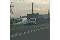 У селі під Луцьком бус в'їхав у відбійник (фото)