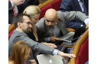 З фракції Порошенка у ВР виходять одразу три нардепи