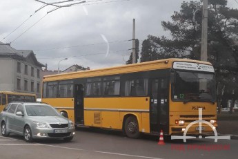 У Луцьку легковик зіткнувся з автобусом (Фото)