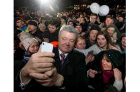 Охоронець Порошенка нахабно вибив телефон з рук підлітка на зустрічі з президентом (Відео)