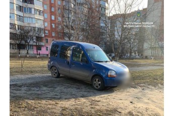 У Луцьку водій з підробленими документами на авто припаркувався на газоні