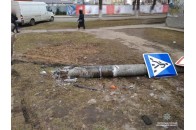 У Луцьку п'яний на Mercedes зніс електроопору (фото)