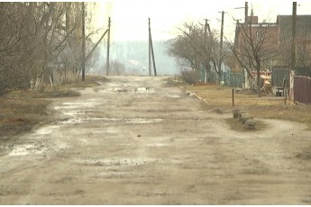 Ями, вібрація стін, води по коліна: лучани обурені жахливою дорогою на своїй вулиці