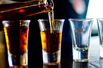Вчені визначили, яку дозу алкоголю можна вживати всім