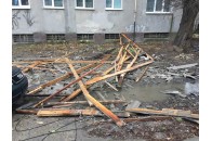У Луцьку покрівля даху впала на автомобіль (фото)