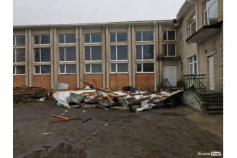 У селі неподалік Луцька через буревій у школі зірвало дах (фото)