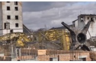 У Луцьку через сильний вітер впав будівельний кран
