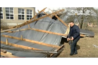 На Волині буревій зірвав дах нещодавно відремонтованої школи (фото, відео)