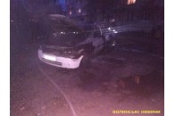 У Луцьку посеред двору згорів легковик (фото)