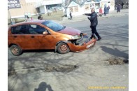 У Луцьку спортивна автівка в'їхала у таксі (фото, відео)