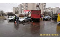 У Луцьку вантажівка не пропустила легковика (фото)