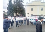 У Луцьку активісти з плакатами вимагають у Порошенка покарати винних у розкраданні 