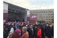 У Ковелі людей активно стягують та звозять на виступ президента (фото)