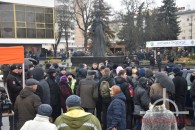У Луцьку лісівники без дозволу перерили клумбу на Театральному майдані і забрали з собою дерева