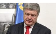 Порошенка закидали свинями під вигуки 