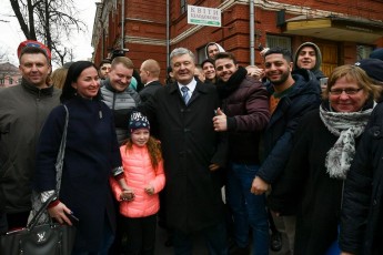 Бюджетників з усієї України звозять на мітинг Порошенка в Київ (фото)