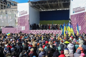 Скільки і за що саме платили людям на мітингу Порошенка у Києві: названі суми