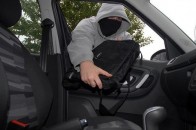 У Луцьку двоє молодиків проникли у чужий автомобіль