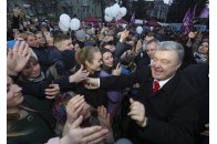 Поліція і тітушки побили чоловіка на мітингу Порошенка за висловлення своєї позиції (відео)