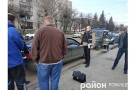 На Волині затримали аферистів, котрі розраховувались сувенірними грошима (фото)