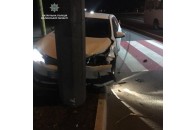 У селі поблизу Луцька сталась аварія, автівка влетіла в електроопору (фото)