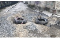 У Луцьку легковик провалився у яму (відео)