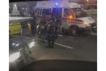 Люди накинулися на водія маршрутки, який збив людей у Києві (відео)