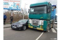 У Луцьку на переході вантажівка зіткнулася з 